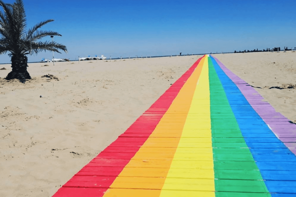 Rimini, al bagno 27 una passerella arcobaleno: “Omaggio al Gay pride che quest’estate non si farà”