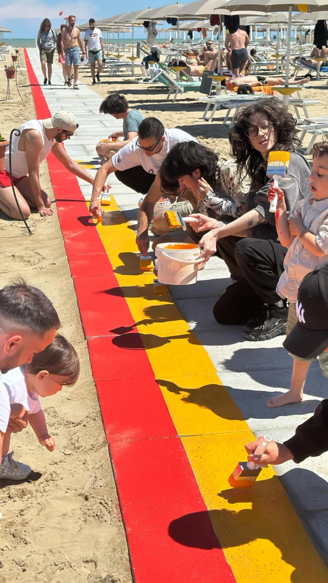 Benvenutə a “La Community 27” 2025!  Siamo passati da una “passerella anonima” alla “passerella di tuttə”.  Grazie! In 2 giornate siete riuscitə a donare colore alla spiaggia. Meravigliosa l’energia, l’amicizia e l’entusiasmo che avete sprigionato: semplicemente WOW 😀
Persone che si conoscono per la prima volta, amici che si ritrovano, bambinə che colorano… questa è la nostra idea di comunità, senza pregiudizi, senza preconcetti, senza limiti: un luogo dove tuttə sono importanti.
.
.
.  #lgbt #lgbtitalia #lgbtpride #lgbtpride #lgbtq #lgbtcommunity #lgbtq🌈 #lgbtqia #rimini #emiliaromagna #gay #gayitaly #gayitalia #beach #beachlife #beachvibes #freedom #lacommunity27 #famiglie_arcobaleno_official #arcigay #pride