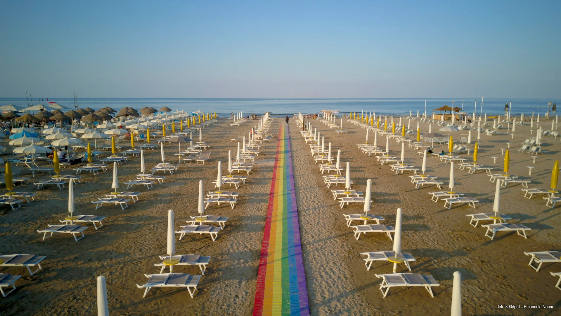 Spiaggia LGBTQ – Rimini – La Community 27 – foto Emanuele Nonni